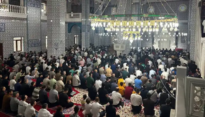 İlk Bayram Namazı Iğdır'da Coşkuyla Kılındı: Duygu Dolu Anlar