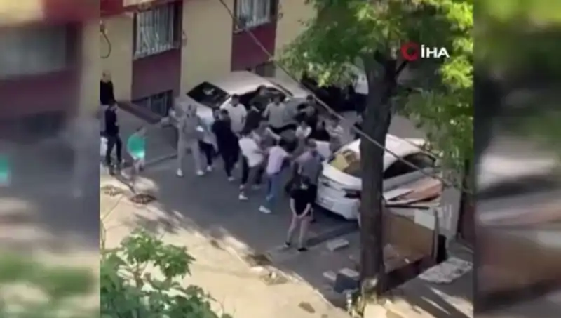 Madde Bağımlısına Vatandaşlardan Farklı Müdahale: Kapıları Zorlayınca Meydan Dayağı!
