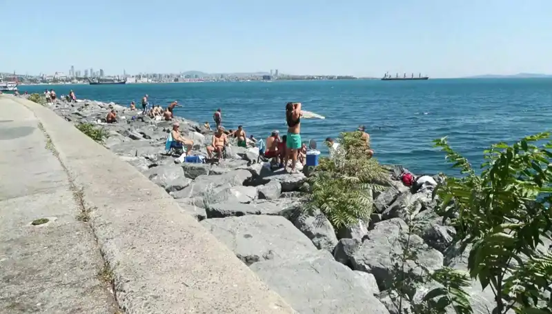 Hava Isındı, İstanbullular Plajlara Akın Etti: Yazın İlk Belirtileri